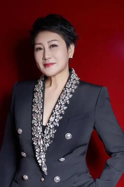 63岁张凯丽也没想到，因阅兵上的一个举动，轻松实现“口碑逆转”