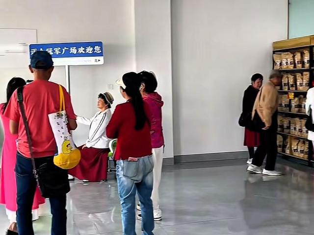 全红婵爸爸真风光，店门口立“冠军广场”标牌，成游客第一打卡区