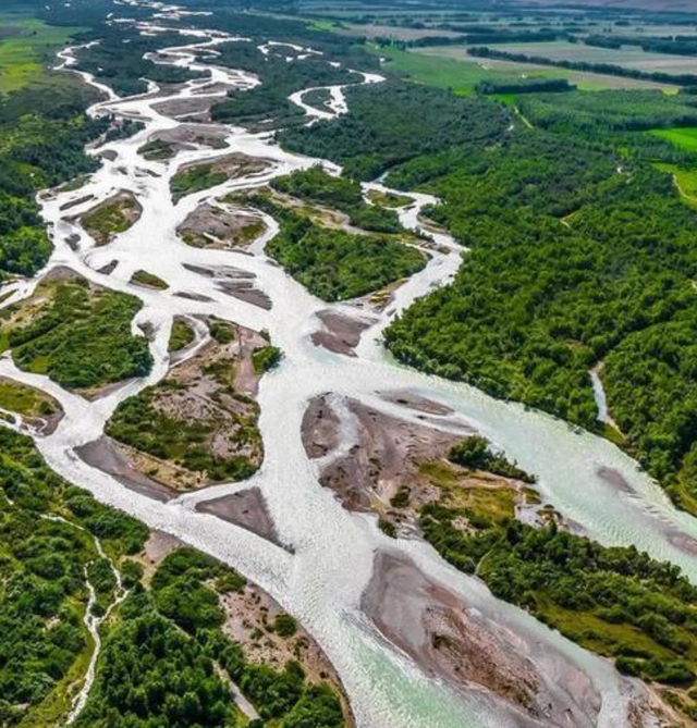 伊犁河谷有多特别？中国这边是绿洲，哈萨克斯坦那边是荒漠