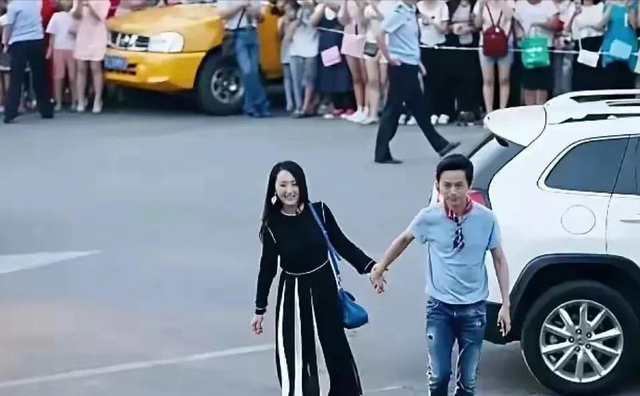 51岁的何炅，牵手54岁的杨钰莹，年过半百的俩人，画面温馨