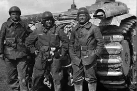 1男7女被困孤岛，8年后被美军巡查船解救，8人变成35人！图片