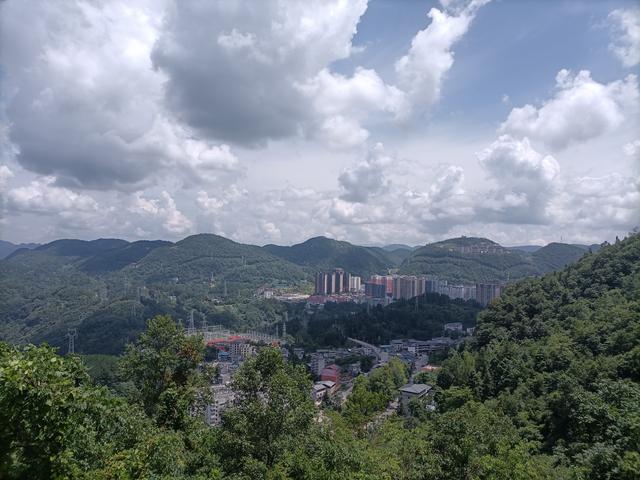 湖北巴东绿葱坡有个灯盏窝森林公园，特别适合夏纳凉冬滑雪