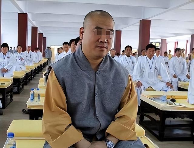 他是释永信的师弟，他自诩武僧总教头，但实际上他是当地的黑老大