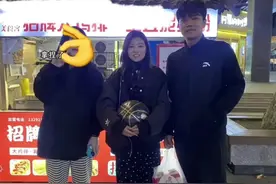 解清帅妹妹旁边的神秘人，猜测是解清帅女友，很有气质！图片