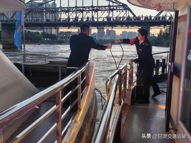 夜游黄河船如织 服务暖心客自来——兰州国庆水上旅游人气旺体验佳