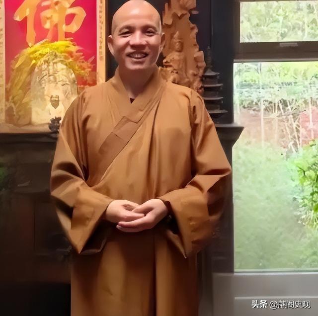 新住持上任不到一天，印乐与美女照片被曝光！与释永信区别太明显