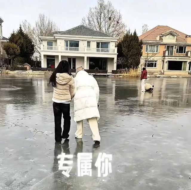 张兰带孙女滑冰	，11岁玥儿全程牵奶奶！背影越来越像大S！