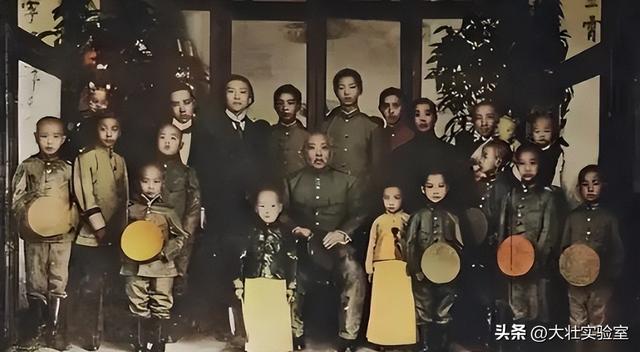 袁世凯的真实老照片：穿龙袍坐龙椅接受朝拜，姨太太确实漂亮！