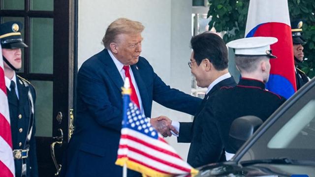 特朗普发力，韩国一夜变天？李在明：放弃经济靠中国，安全靠美国