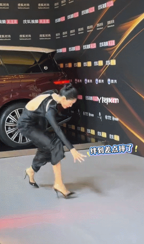 北京红毯	，摔跤	、独眼龙造型、礼服搭棉鞋，走秀反成大型灾难现场