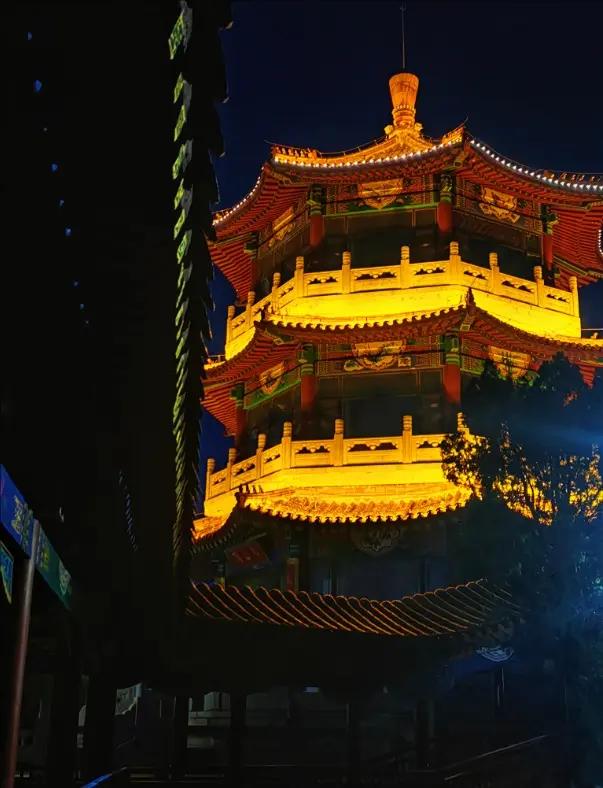 虎山公园夜游渐火 光影交织引客来