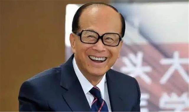爱国还是卖国？沉默4个月后，李嘉诚终究怕了，对内地发特殊邀请