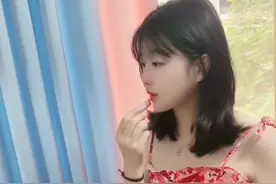 有女儿的家长注意了！初二女生穿吊带去约会，妈妈：敢出去打断腿图片