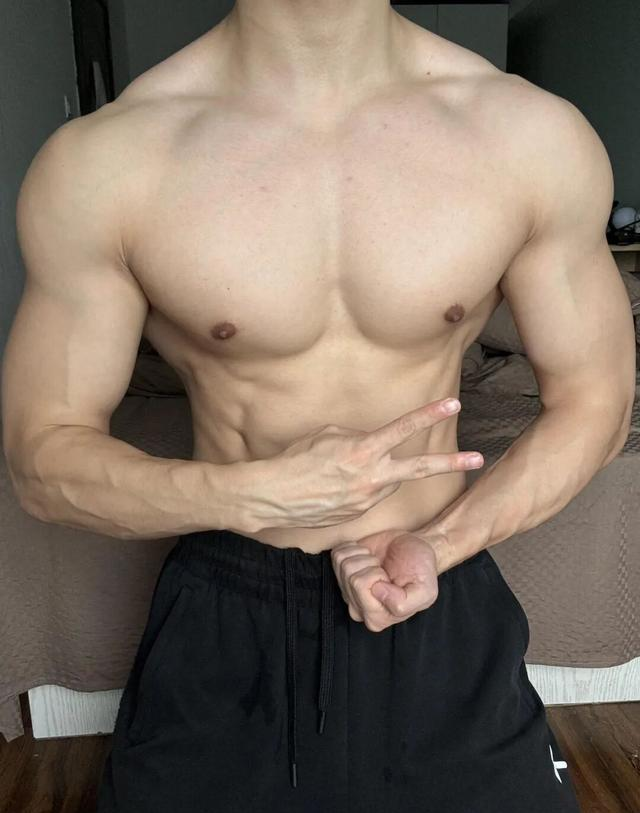 26岁北京自由健身教练，晒泵感肌肉，这身材可以制霸健身房了