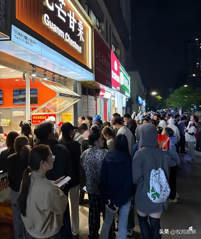 警惕“消费刺客”！全国多地排队抢购，98元一串的糖葫芦值不值？