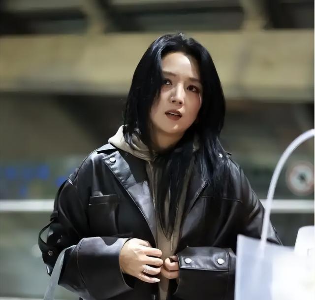 39岁何洁不忍直视，腋下勒出副乳肚子三层肉，要养4个娃操劳疲惫