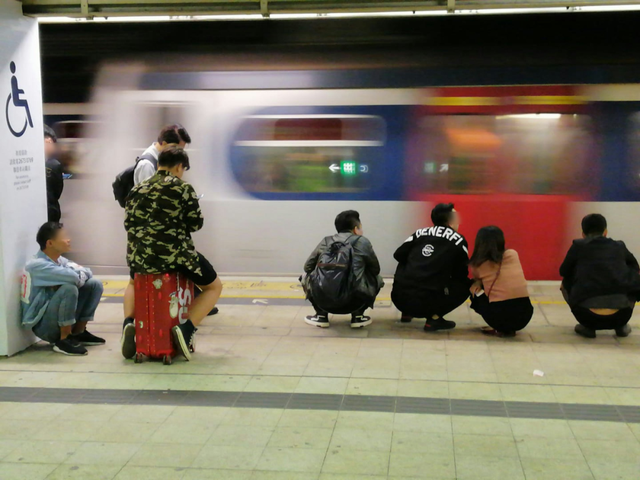 内地游客问：在香港为啥不让蹲？