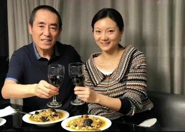 张艺谋和巩俐合影，张艺谋和陈婷合影，生理性喜欢显而易见