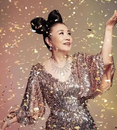 78岁连路都走不稳还开演唱会	，全网骂声一片，她却扬言回馈粉丝