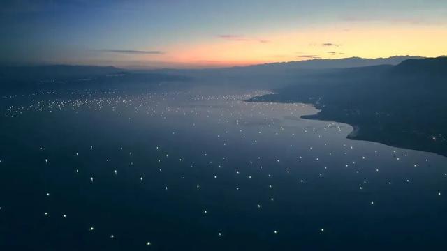 炳灵湖上，渔灯与星光的私语