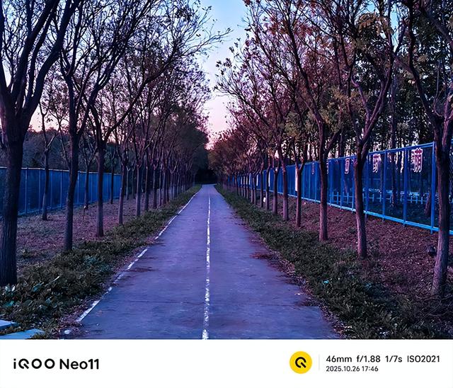 中端定价旗舰体验 双芯合璧性能越级 iQOO Neo11评测