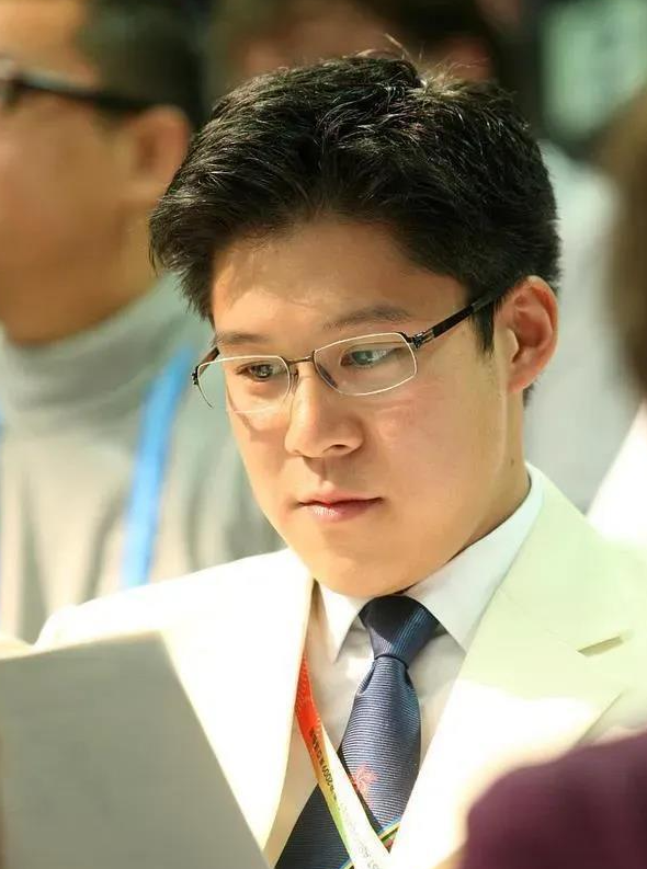 三连升！霍启刚官宣喜讯，新身份给郭晶晶长脸，让李嘉诚不敢吭声