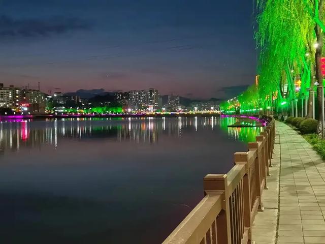 我是嘉兴人，去了趟河北承德，不吹不黑，承德比网上评价的还要好