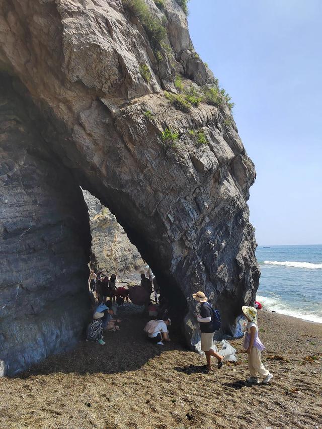 夏日东北行：8月7日，在大连金石滩，观察典型海岸侵蚀地貌。