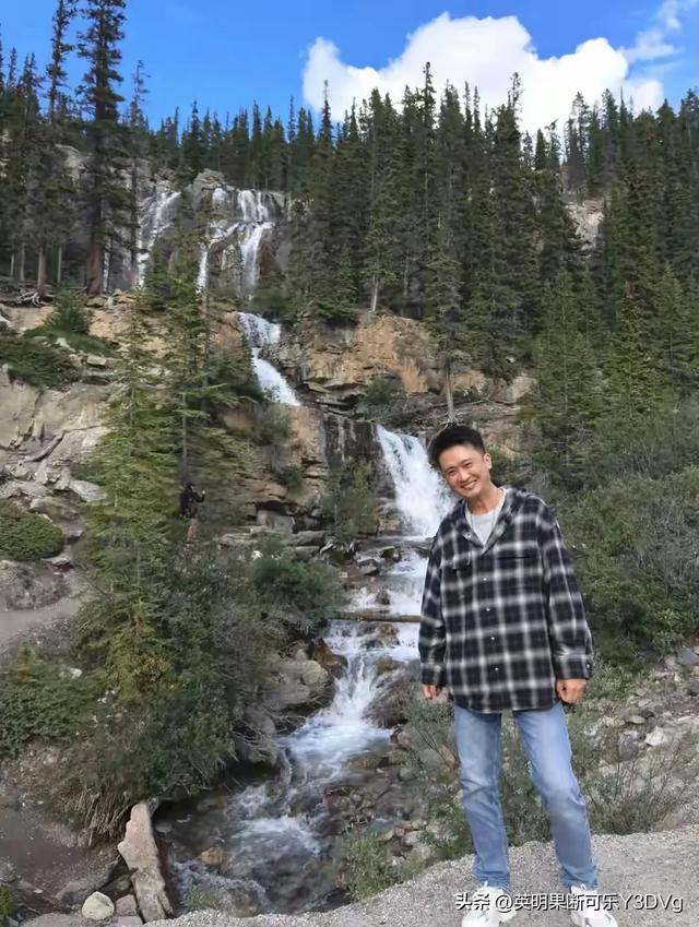 主持人杨帆一家在加拿大旅行，俩女儿一个像爸一个像妈，好幸福