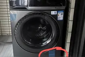 用了20年洗衣机，才知道打开底部的“小盒子”，脏水哗哗流 ！图片