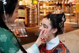 她在比利时摆摊，让外国姑娘变身“洋贵妃”图片