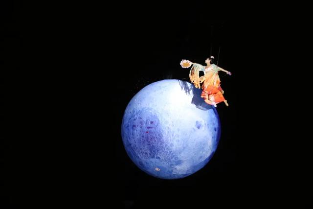 速来打卡！呼和浩特赛罕区夜空惊现“飞天嫦娥”，演出持续至6号……