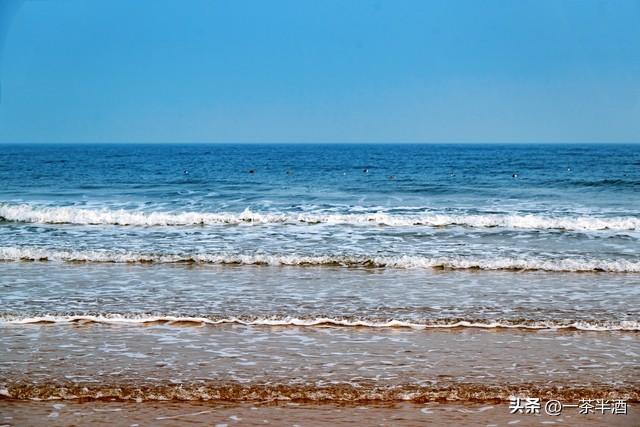 自驾营地：山东日照市沿海自驾露营地停车场，主要景点及特色美食
