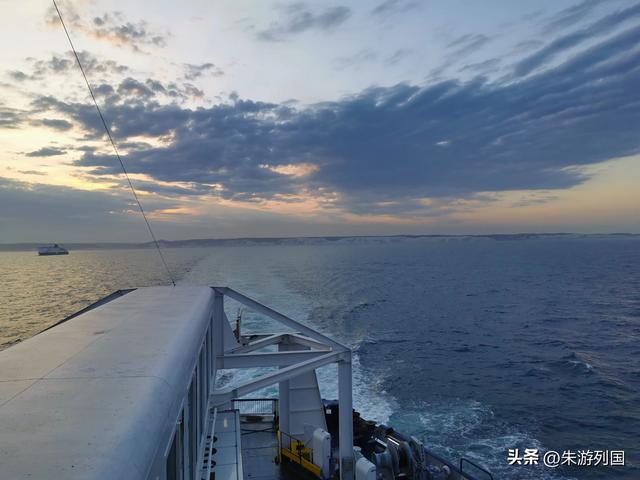 白色断崖与灰色天空，英国南部海岸线的另一种浪漫