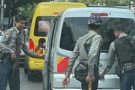 缅甸仰光连续发生爆炸后，街上巡逻军车、警车增多，民众接到提醒图片