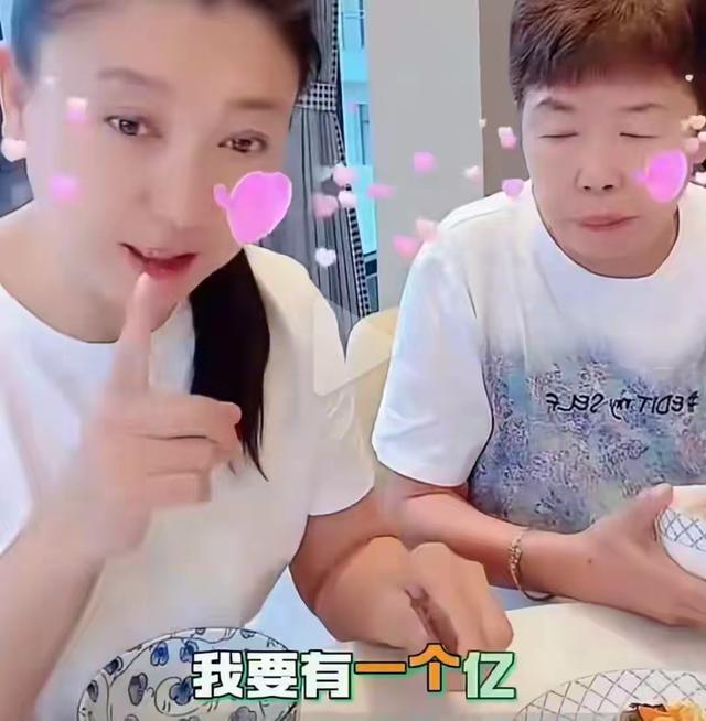 53岁闫学晶如今备受争议，现在看来赵本山与她分道扬镳也正常