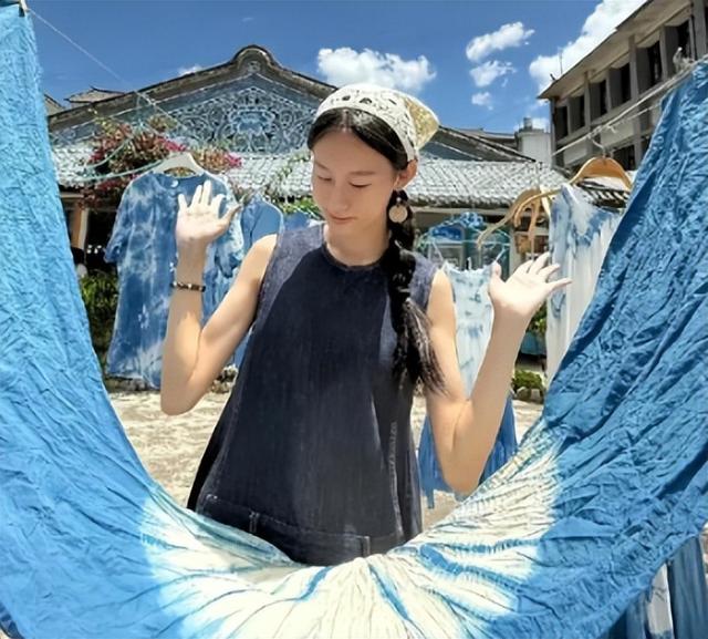 房子斌一家游大理，杨雨婷脸肿馒化严重，18岁女儿大学曝光太优秀