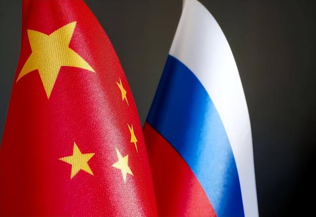 日本天皇急召高市早苗，有要事交代！美国提醒日本：小心被中国揍