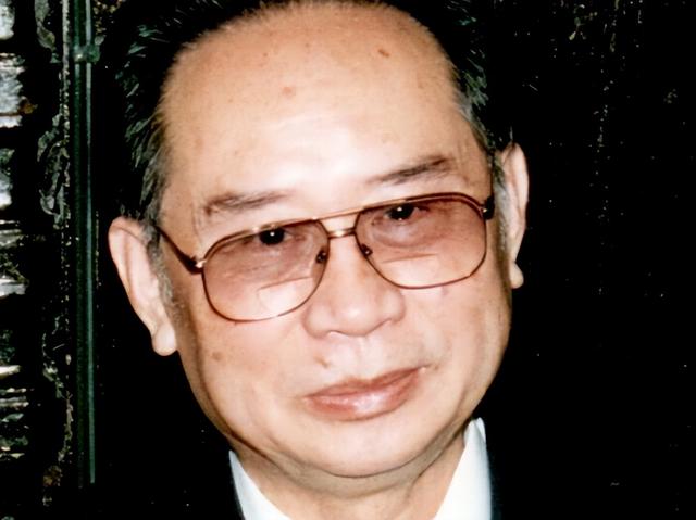 李鹏总理儿媳罕见留影，五官端正长相大气，爷爷功勋卓著比肩元帅