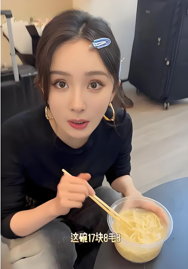 杨幂baby旧照曝光！万万没想到，女明星私下里陪大佬吃饭都是素颜