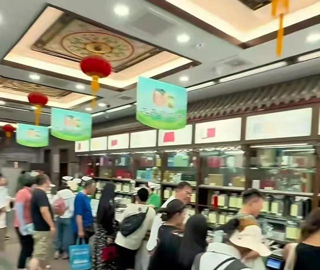 大量日本游客涌入北京，打着旅游幌子不去旅游不吃美食，为啥来？