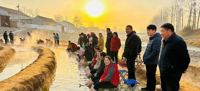 河南巩义出怪事了！一村突然冒出露天温泉，52℃暖水免费泡