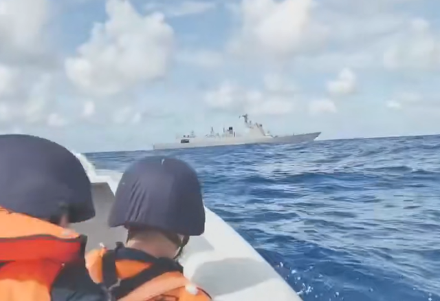 菲律宾渔民遇险，中国海军送水送食物，菲海警却恩将仇报