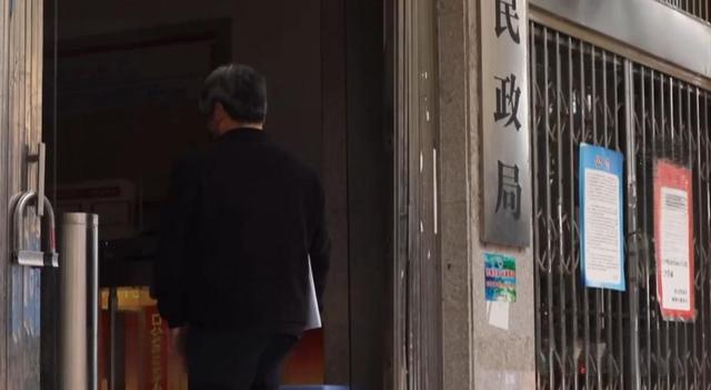 广西厂妹为男友生4孩，十几年后领证时才知：男友有个失踪的妻子