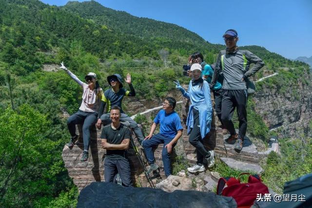 《太行山徒步记：从西走到南》免费的挂壁公路，悠悠然的崖边行走