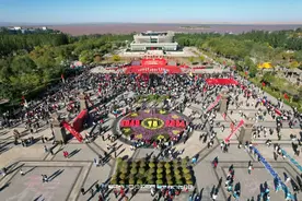 燃！乌海近万人同升国旗、同唱国歌，向祖国热情表白！图片