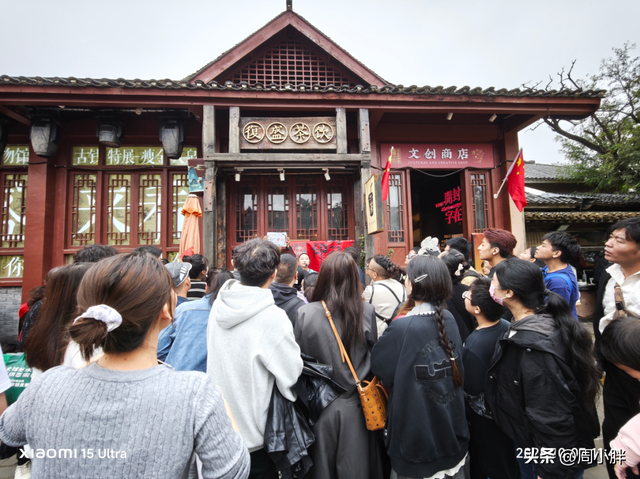郑国霖雨中游万岁山，明星效应助推2025开封菊花花会文旅热度