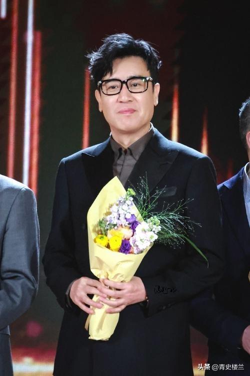 3岁丧父，吃姐姐奶水长大，成名后为8个哥姐买房，如今成全家骄傲