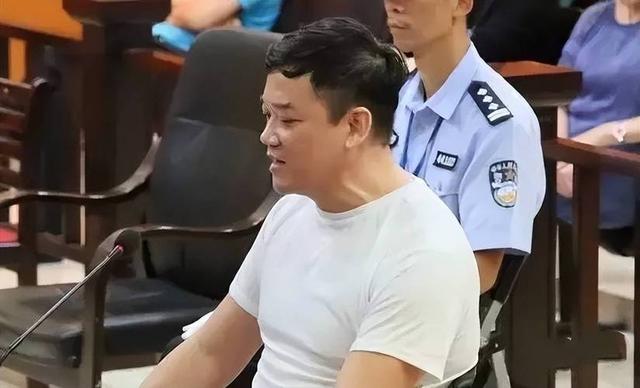 刚出狱就带全家出国潇洒，坐头等舱吃大龙虾，前主持人陈维聪火了