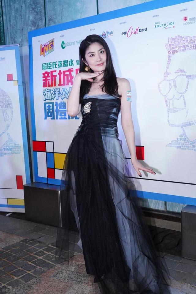 陈慧琳演唱会穿三角裤衩，五十多了合适吗？人老心不老 不愧是女神